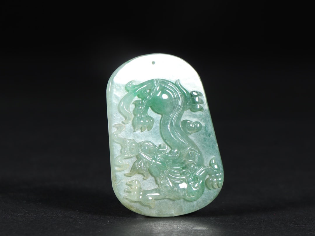 An Exquisite Jadeite Dragon Pattern Brand: An Exquisite Jadeite Dragon Pattern Brand Qing Dynasty, China Size:2inx1.4inx0.2in Weight:17g翡翠龙佩 中国清代 Size:5cmx3.6cmx0.5cm Weight:17g
