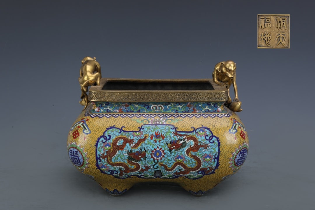 An Exquisite Cloisonne Lotus Pattern Dragon Pattern Double-Ears Censer: An Exquisite Cloisonne Lotus Pattern Dragon Pattern Double-Ears Censer Qing Dynasty, China Size:9.8inx12.6in Weight:11.1kg景泰蓝缠枝莲纹龙纹ࡡ