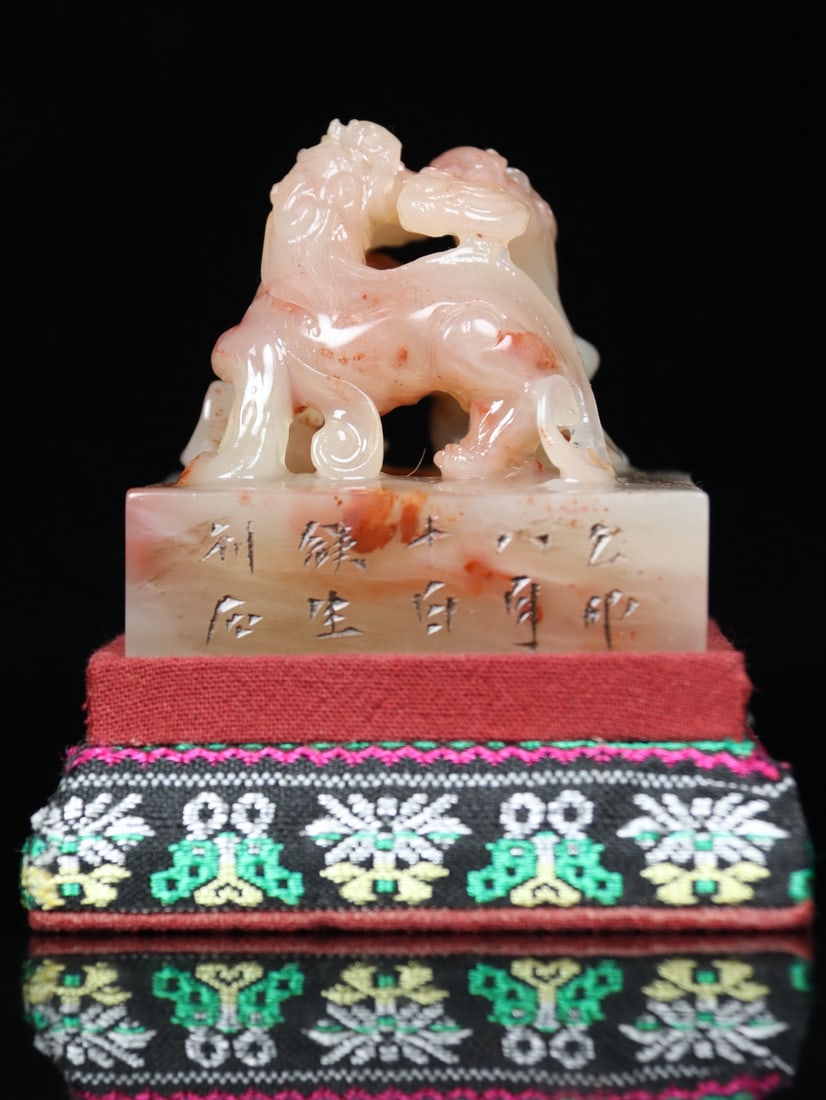 An Exquisite Shoushan Stone Auspicious Beast Seal: An Exquisite Shoushan Stone Auspicious Beast Seal Qing Dynasty, China Size:2.6inx2.4inx2.4in Weight:246g寿山石瑞兽印章 中国清代
