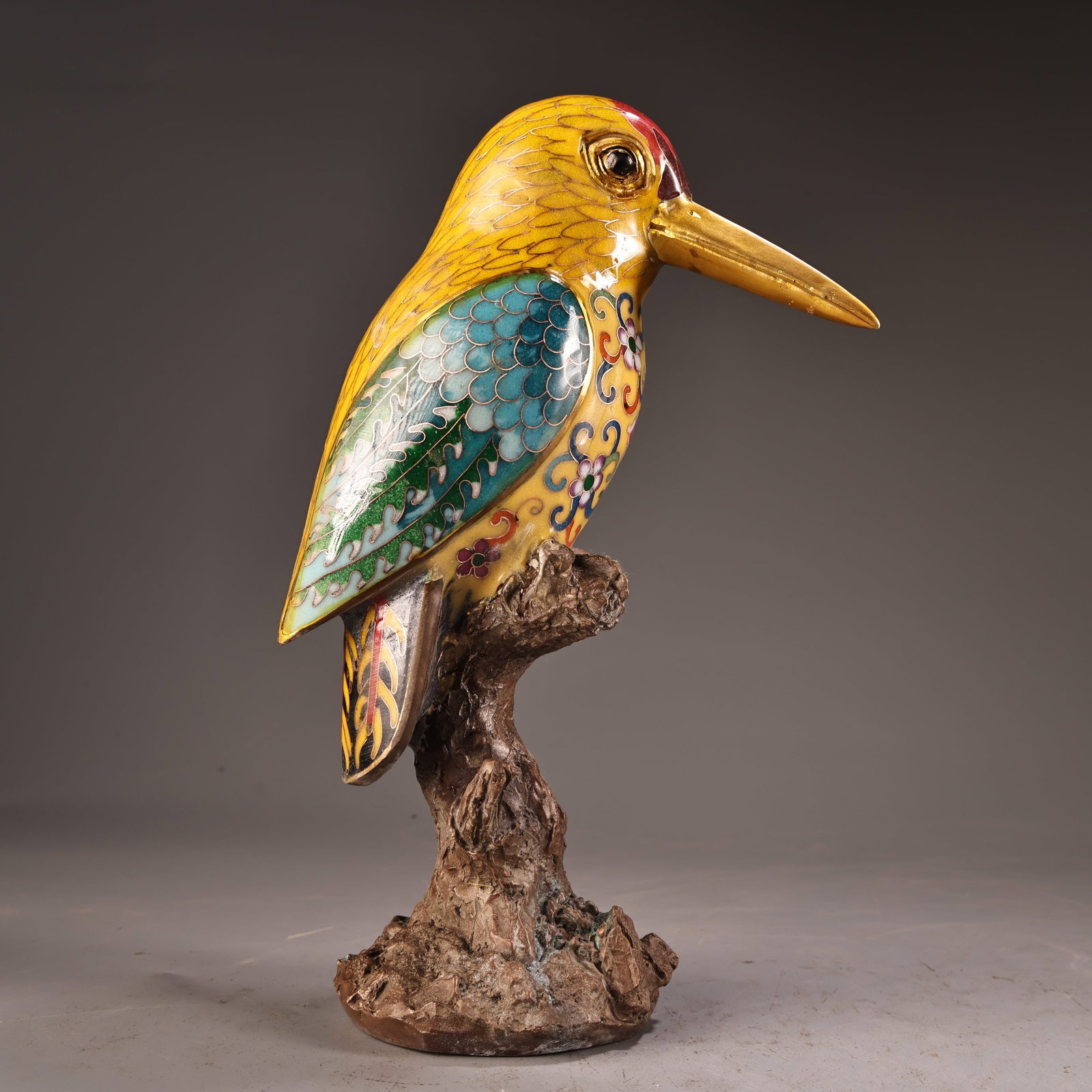 An Exquisite Cloisonne Bird Ornament: An Exquisite Cloisonne Bird Ornament Qing Dynasty, China Qianlong Four-character Mark Size:10.2inx6.3in Weight:2200g景泰蓝鸟 中国清代 乾隆&#