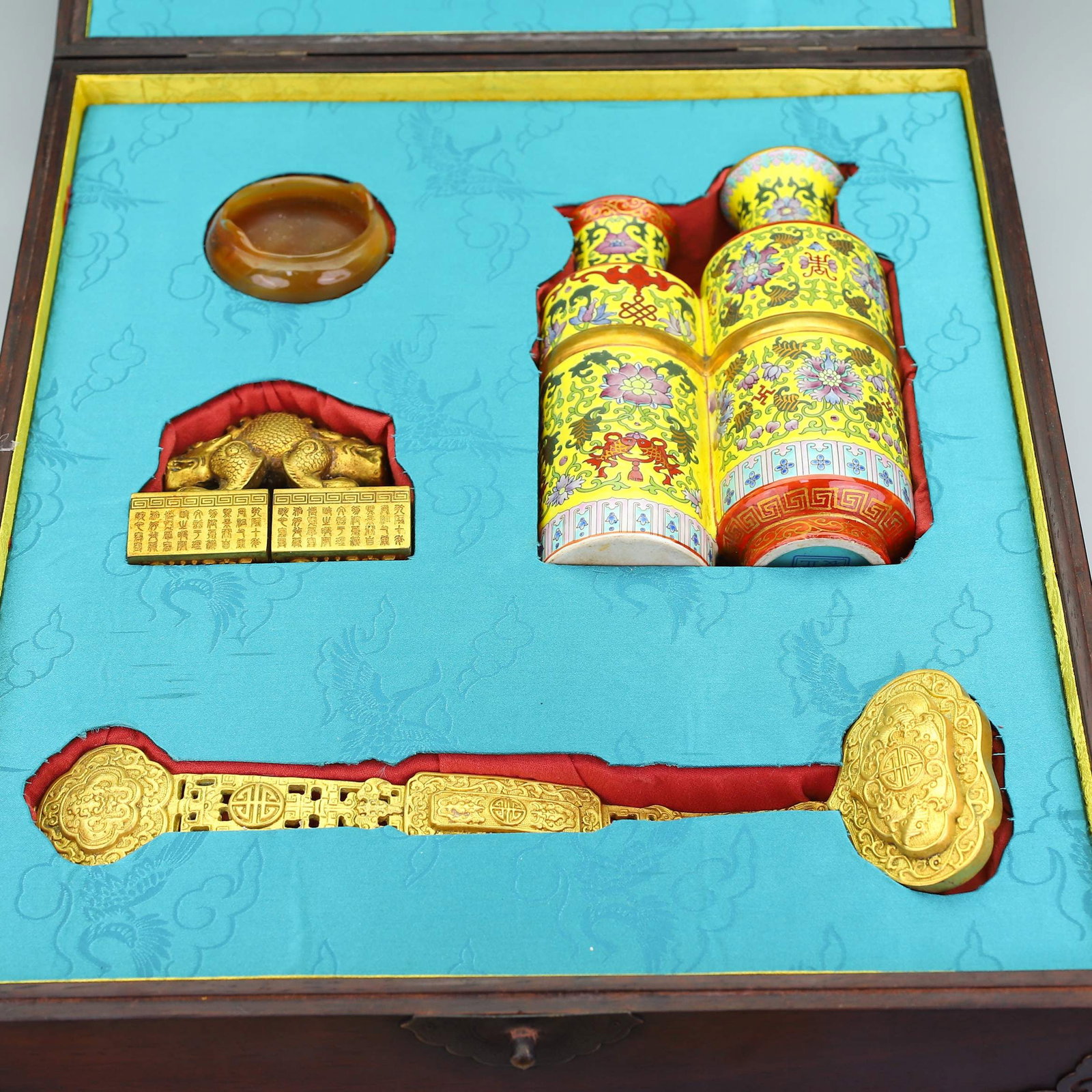 A Set of Fine Gilt Bronze Auspicious Beast Seal Ru yi Agate Double-Ears and Tripod Censer (1 of 10)