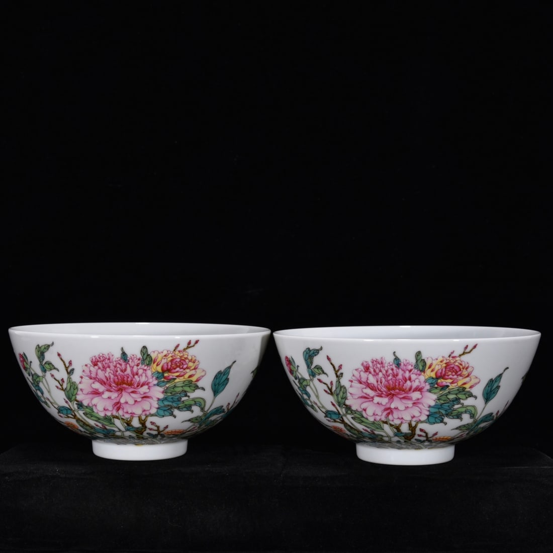 An Exquisite Famille-Rose Flower Pattern Bowl (1 of 9)