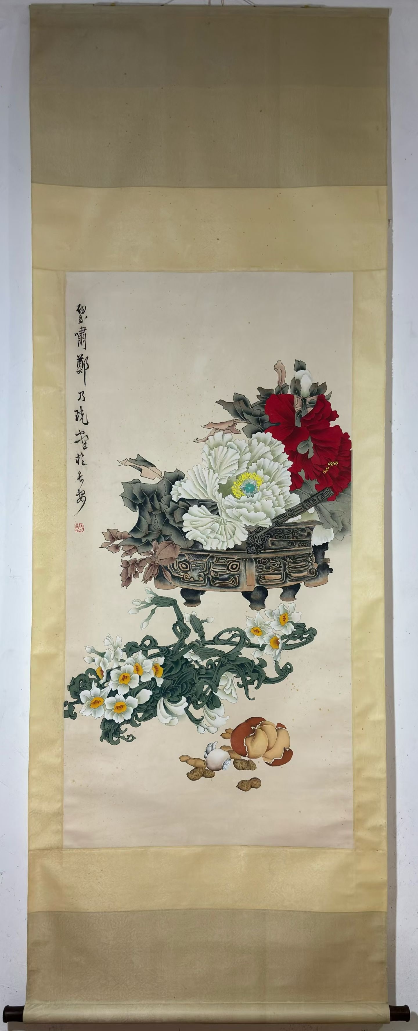 A Chinese Vertical Scroll Ink Painting of Flower on Paper: A Chinese Vertical Scroll Ink Painting of Flower on Paper Zheng naiguang Without frame Size:50.8inx25.4in郑乃珖花卉图 纸本立轴Without frame