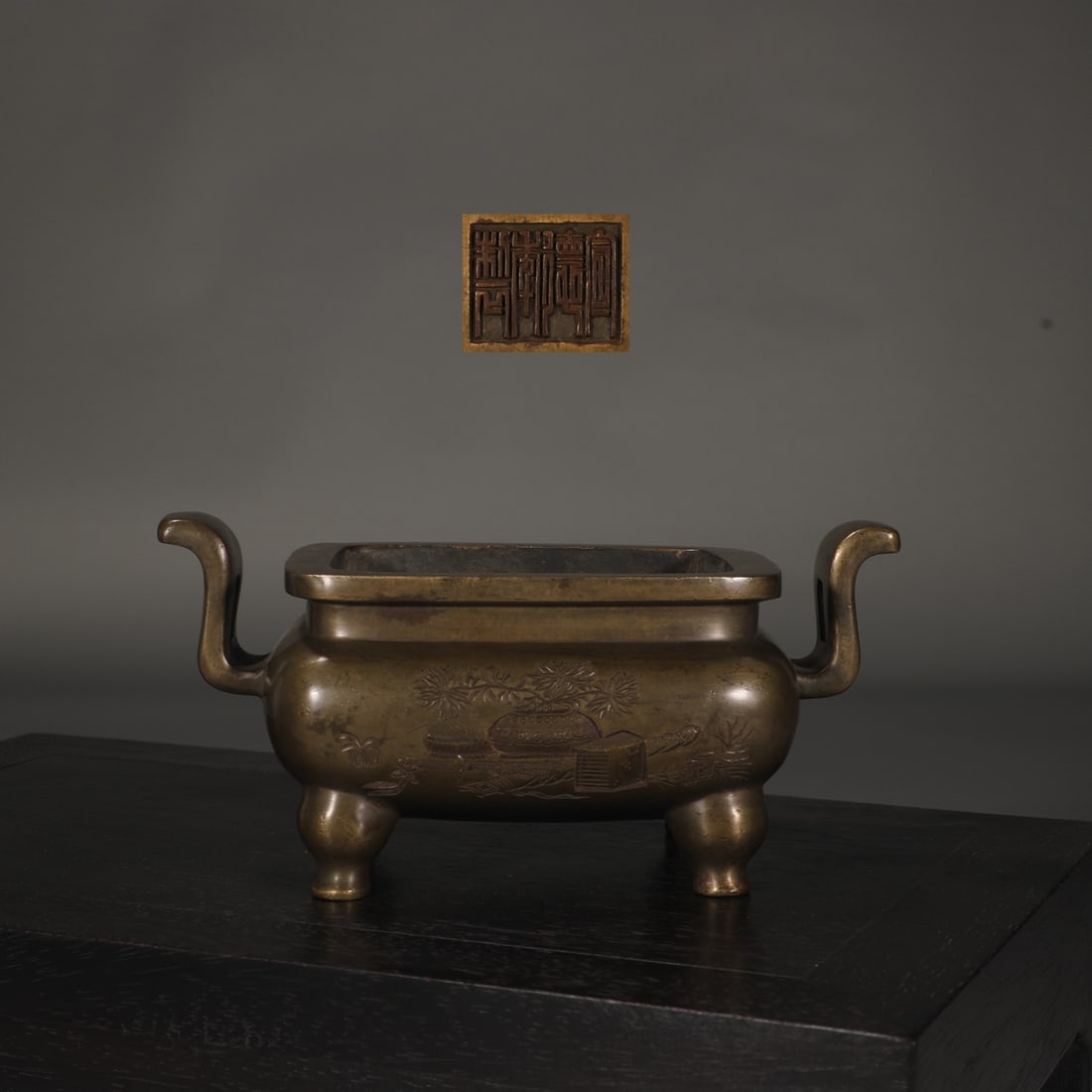 An Exquisite Bronze Flower Pattern Double-Ears Censer: An Exquisite Bronze Flower Pattern Double-Ears Censer Ming Dynasty, China Xuande Four-character Mark Size:3.8inx8.1in Weight:2150g铜博古纹朝冠耳炉