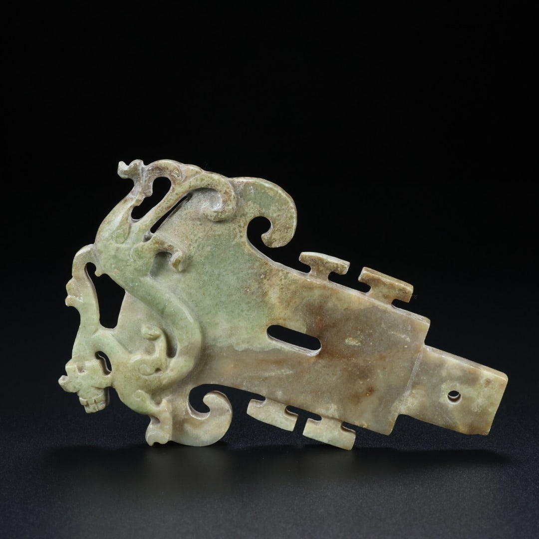 An Exquisite White Jade Dragon Pattern Ornament: An Exquisite White Jade Dragon Pattern Ornament Han Dynasty, China Size:4.9inx3.1inx0.2in Weight:116.5g白玉府上有龙 中国汉代