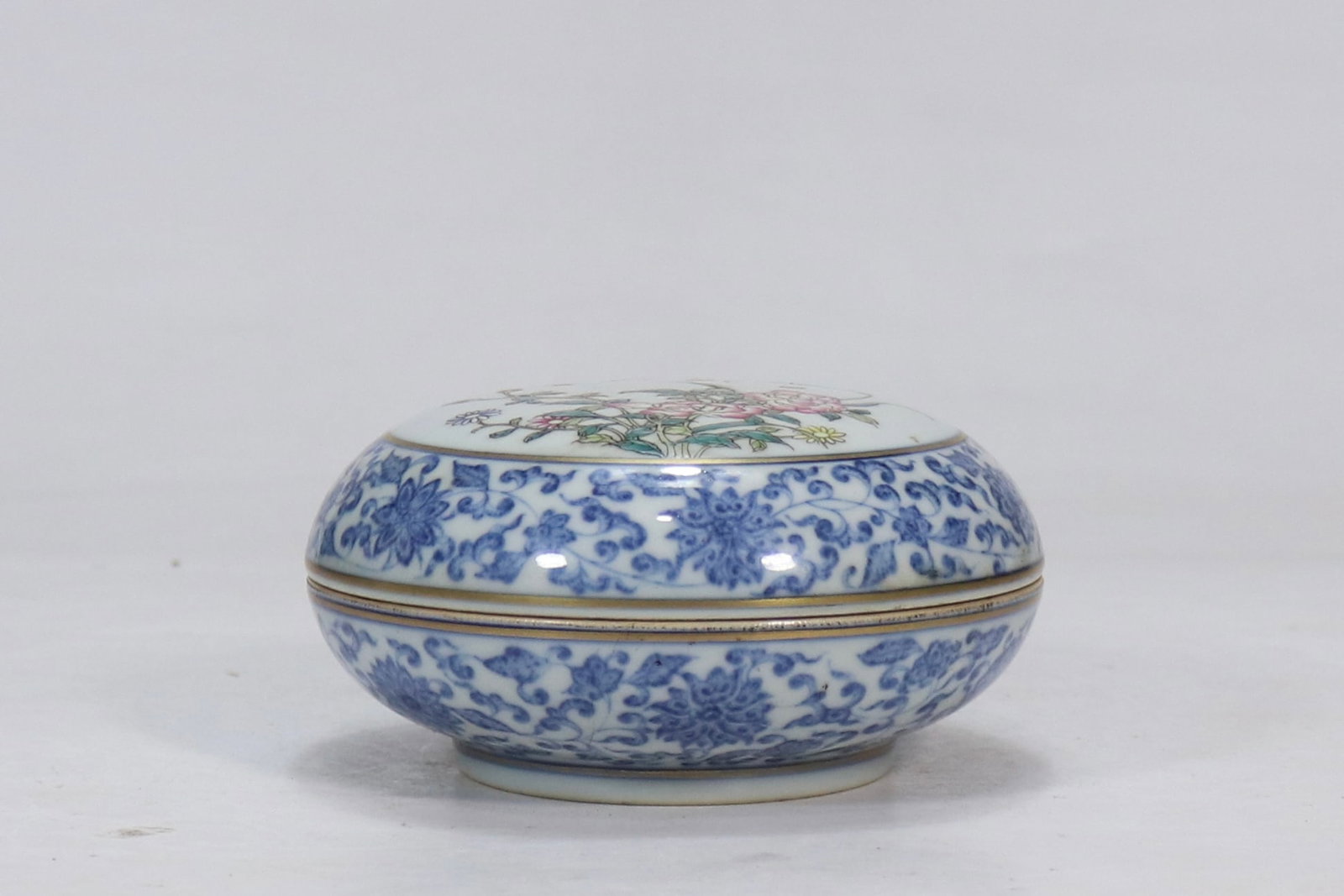 An Exquisite Famille-Rose Blue and White Lotus Pattern Flower Pattern Box: An Exquisite Famille-Rose Blue and White Lotus Pattern Flower Pattern Box Qing Dynasty, China Qianlong Six-character Mark Size:2.6inx5in青花缠枝花卉图开