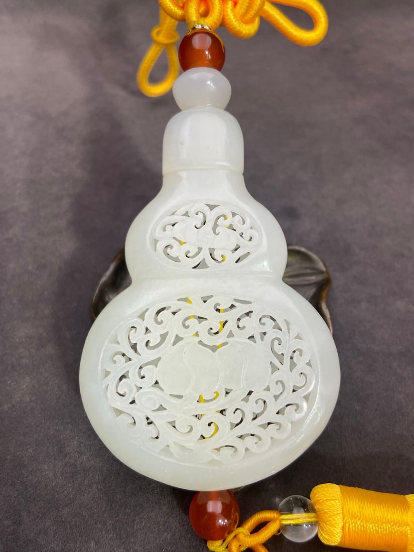 An Exquisite White Jade Bats and Peach Pattern Gourd-Shaped Pendant (1 of 9)