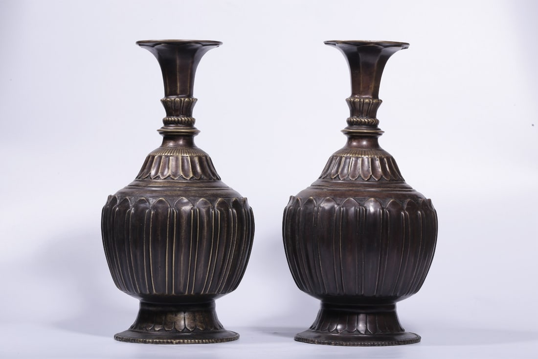 A Pair of Exquisite Bronze Vase: A Pair of Exquisite Bronze Vase Qing Dynasty, China Size:11.4inx5.9in Weight:1522g1523g菊瓣纹铜瓶一对 中国清代 Size:29cmx15cm