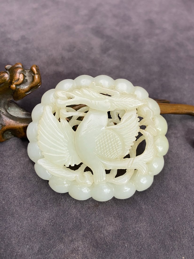 An Exquisite White Jade Phoenix Pattern Ornament: An Exquisite White Jade Phoenix Pattern Ornament Liao Dynasty, China Size:60mmx54mmx10.2mm Weight:41g白玉飞龙玉瓦子 中国辽代