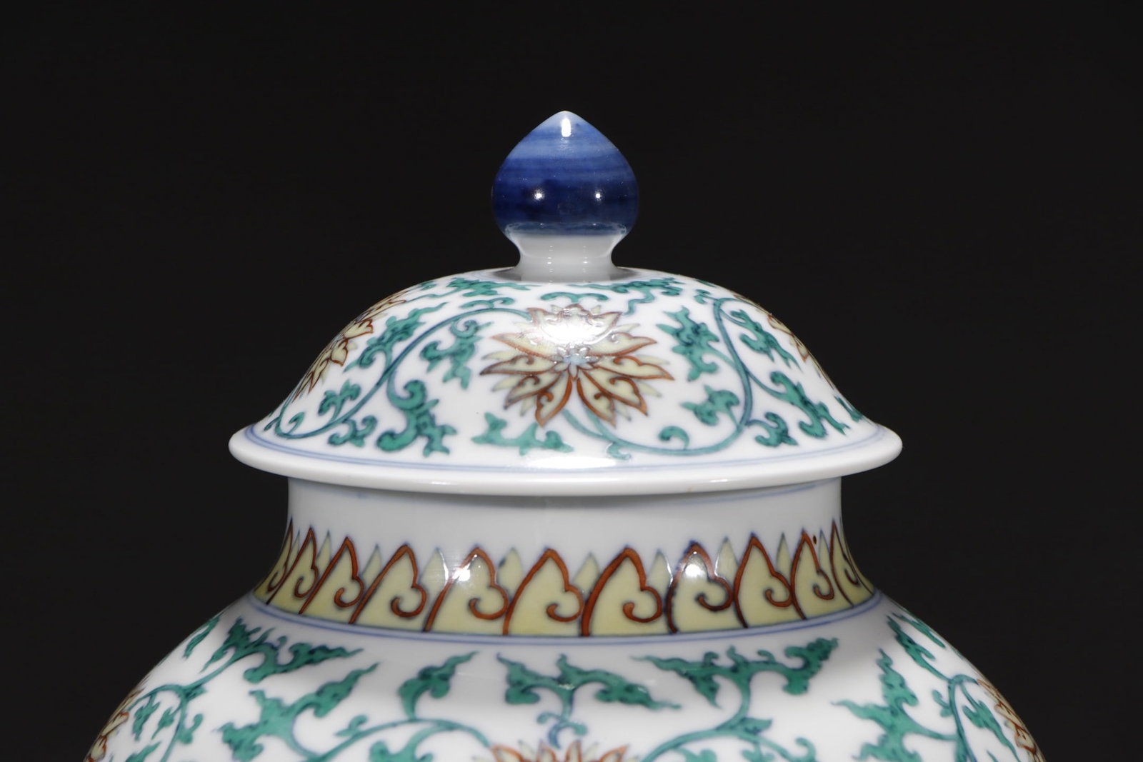An Exquisite Doucai Lotus Pattern Jar - 2