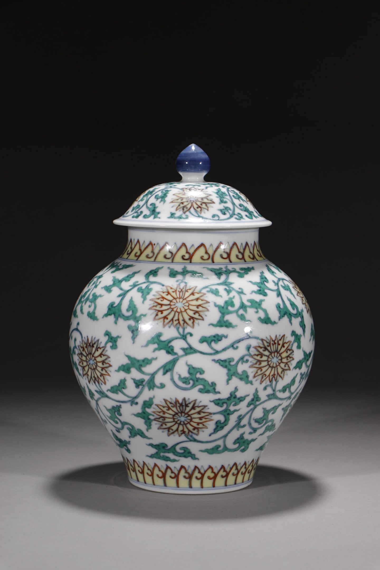 An Exquisite Doucai Lotus Pattern Jar - 6