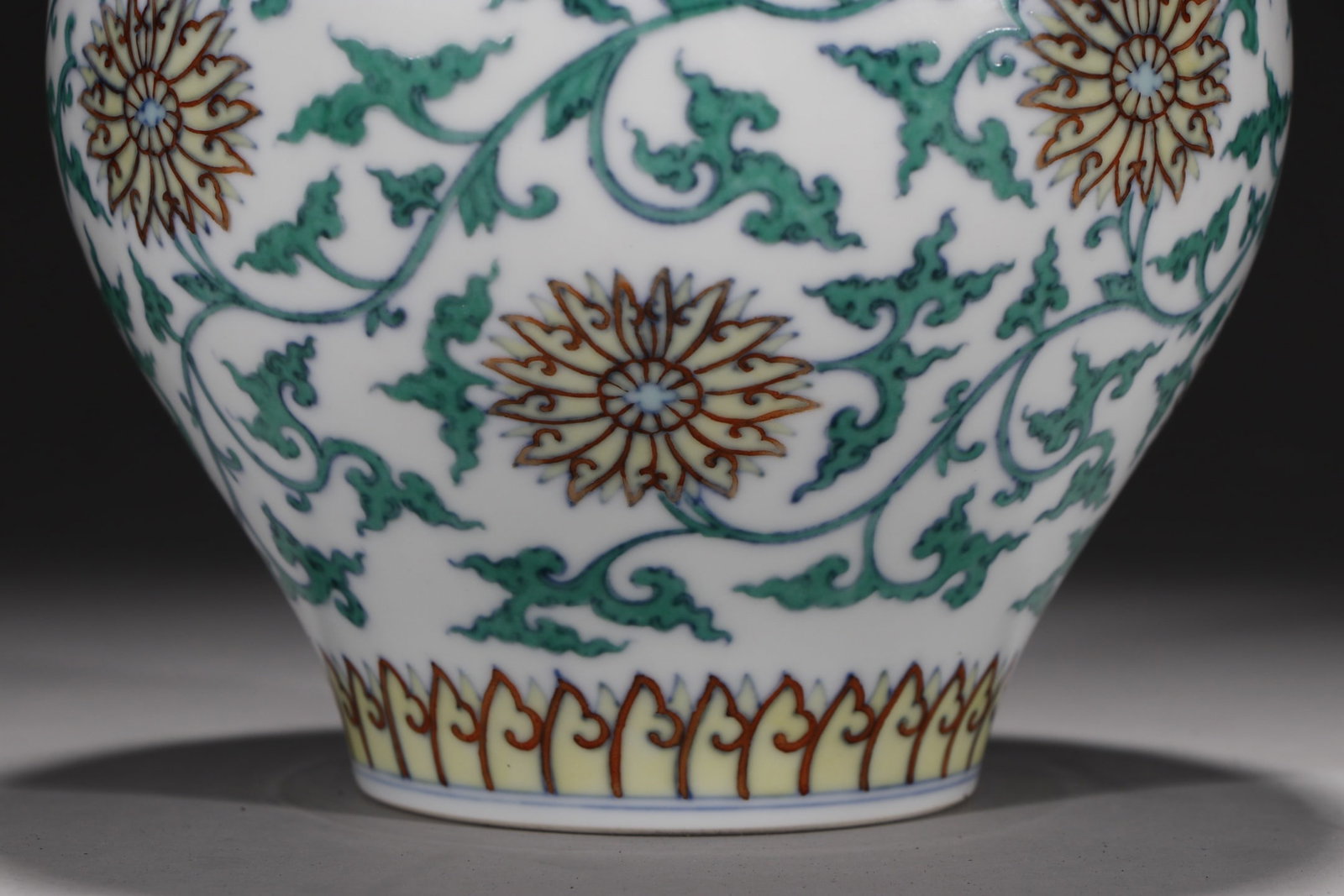 An Exquisite Doucai Lotus Pattern Jar - 7