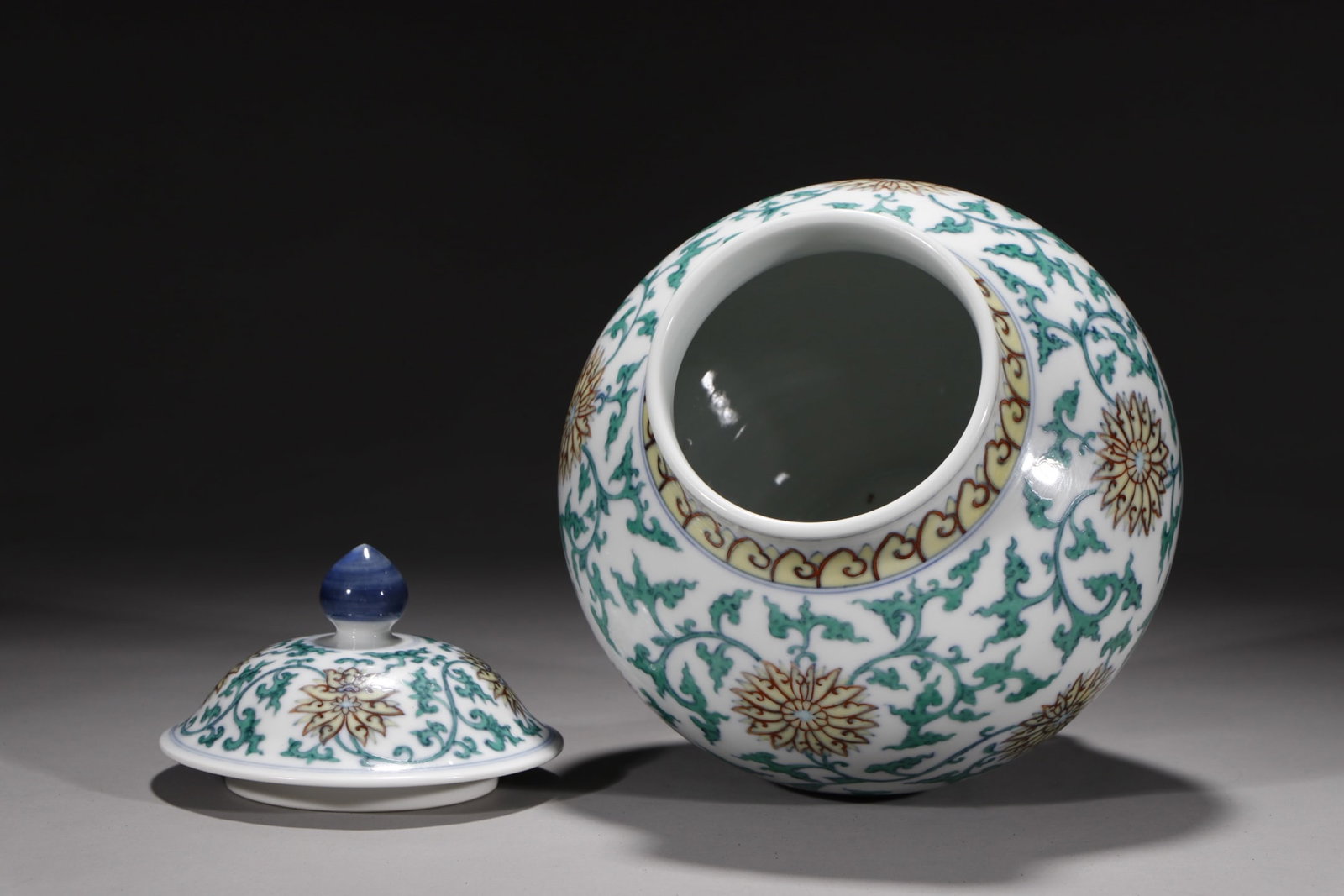 An Exquisite Doucai Lotus Pattern Jar - 8