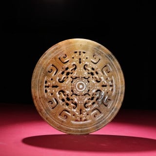 An Exquisite White Jade Dragon Pattern Ornament: An Exquisite White Jade Dragon Pattern Ornament Han Dynasty, China Size:3inx0.2in Weight:338g白玉镂空大玉璧 中国汉代 Size:7.6cmx0.6cm