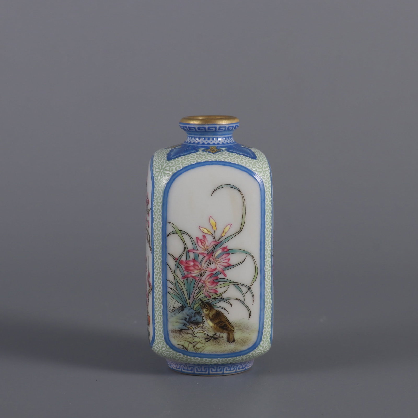 An Exquisite Enamel Flower and Bird Pattern Snuff Bottle: An Exquisite Enamel Flower and Bird Pattern Snuff Bottle Qing Dynasty, China Yongzheng Four-character Mark Size:3.1inx1.5in珐琅彩开窗四季花卉Ɨ