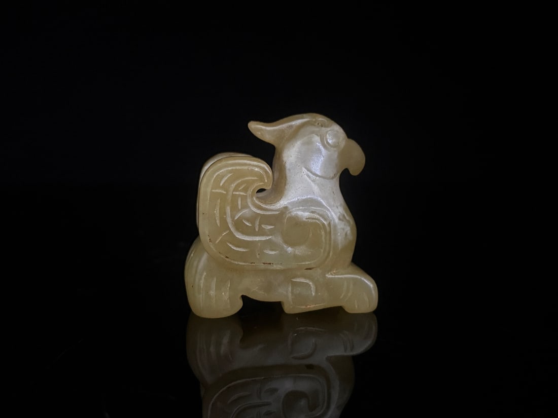 An Exquisite White Jade Bird Ornament: An Exquisite White Jade Bird Ornament Han Dynasty, China Size:2inx1.8inx1in Weight:84g白玉鸟兽 中国汉代 Size:5.0cmx4.5cmx2.5cm Weight:84g