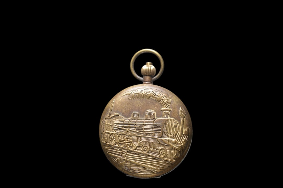 An Exquisite Bronze Pocket watch: An Exquisite Bronze Pocket watch Size:2.2in铜浮雕蒸汽火车机械怀表 Size:5.5cm