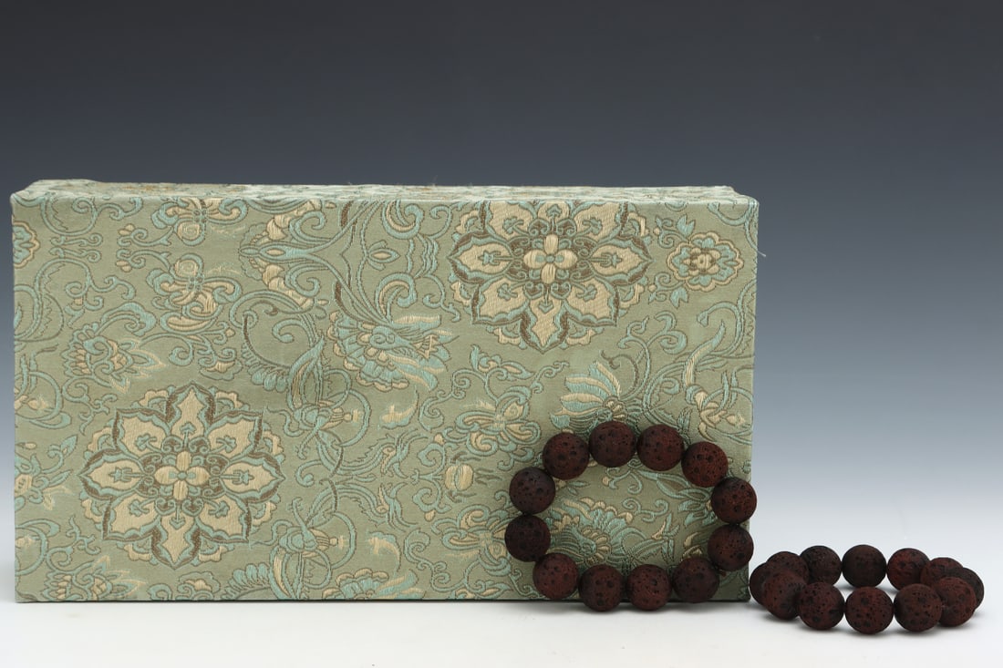 An Exquisite Eaglewood Bracelets - 2