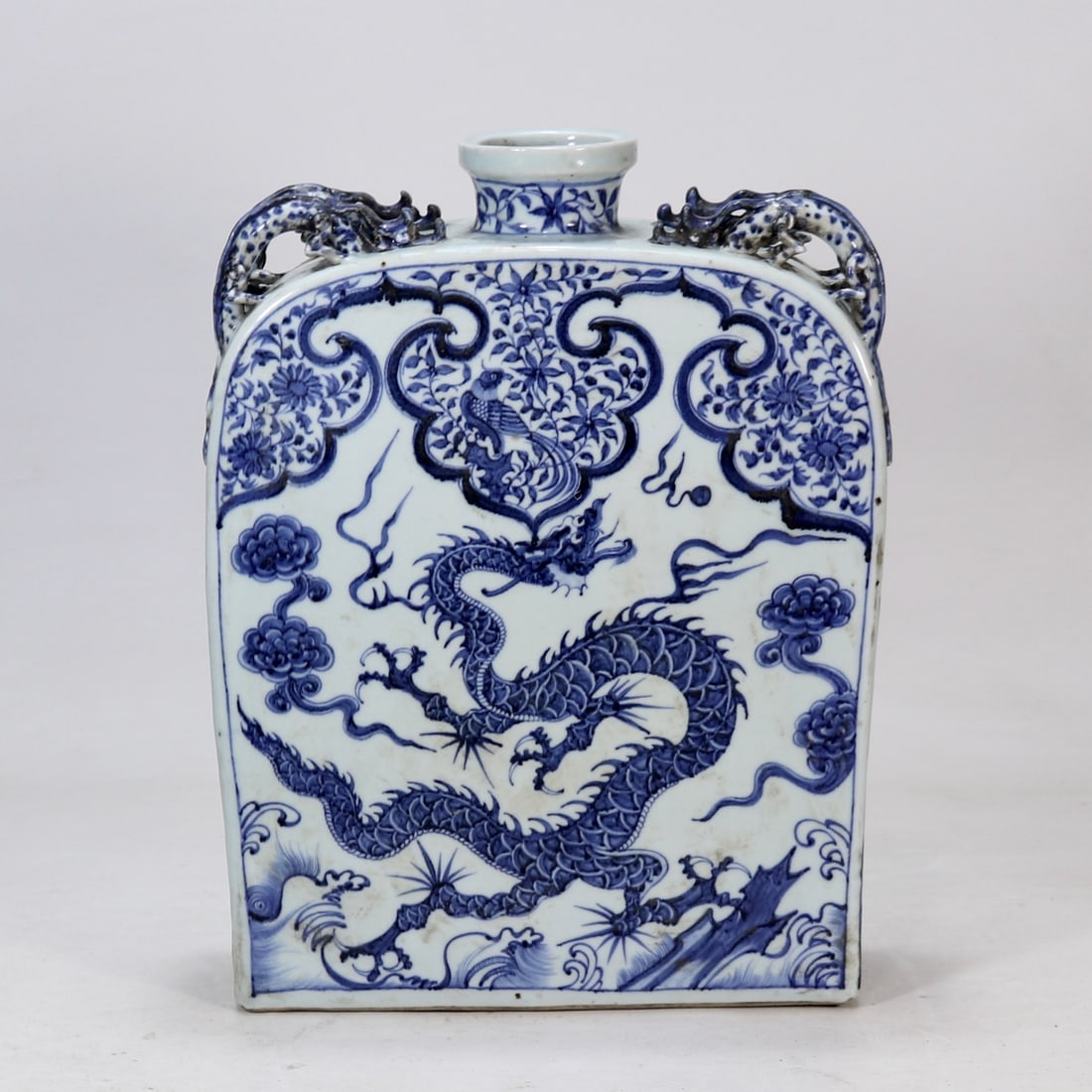 An Exquisite Blue and White Seawater Pattern Dragon Pattern Vase: An Exquisite Blue and White Seawater Pattern Dragon Pattern Vase Yuan Dynasty, China Size:14.6inx11in青花海水龙纹扁瓶 中国元代
