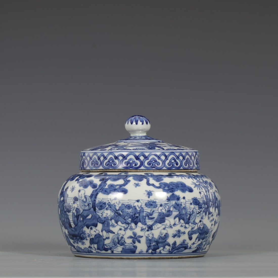 A Exquisite Blue and White Figures Pattern Jar - 2