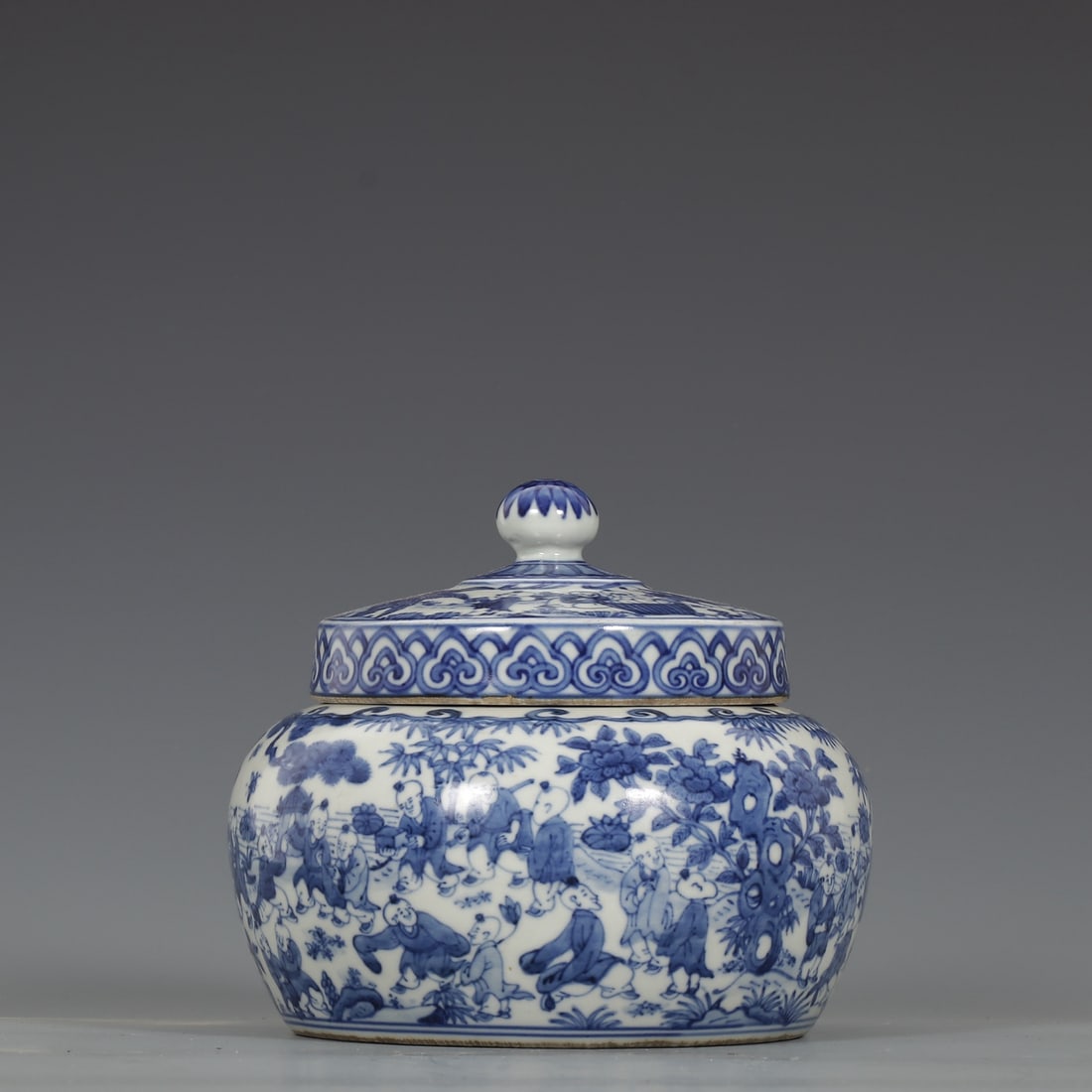 A Exquisite Blue and White Figures Pattern Jar - 4