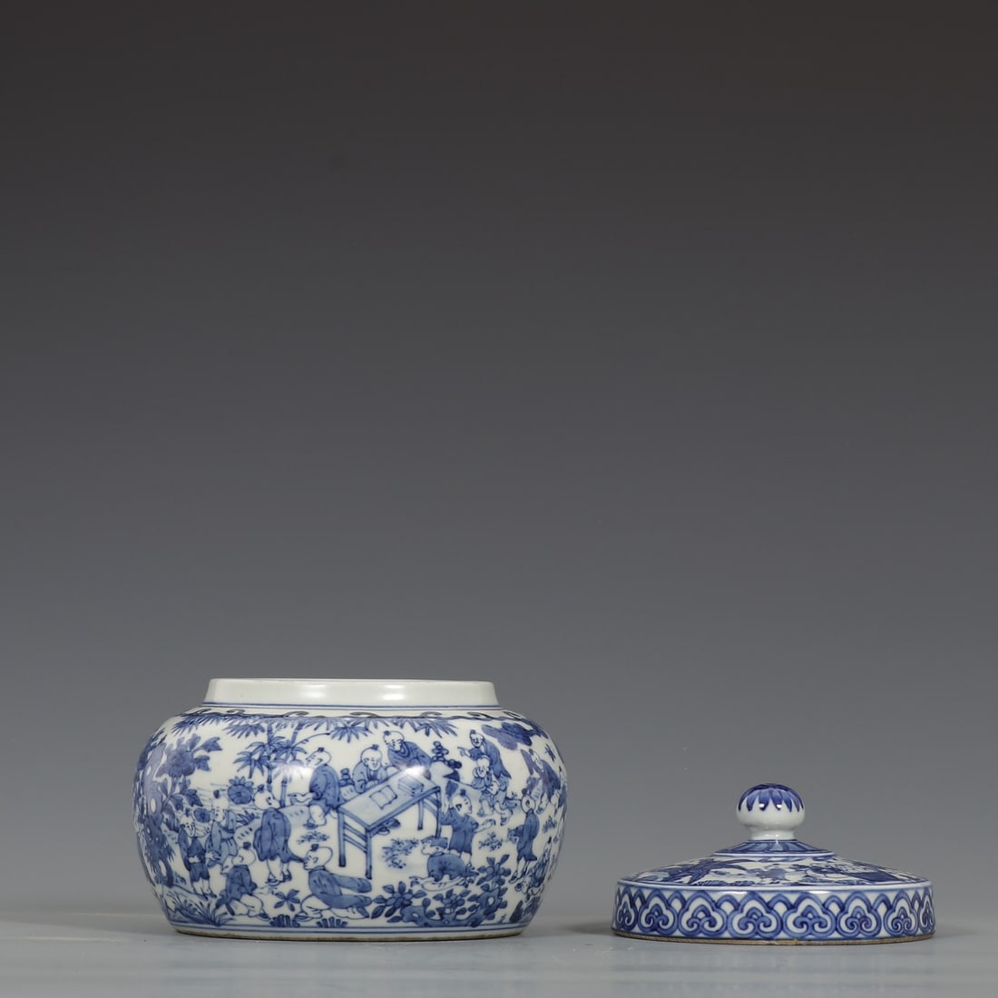 A Exquisite Blue and White Figures Pattern Jar - 6