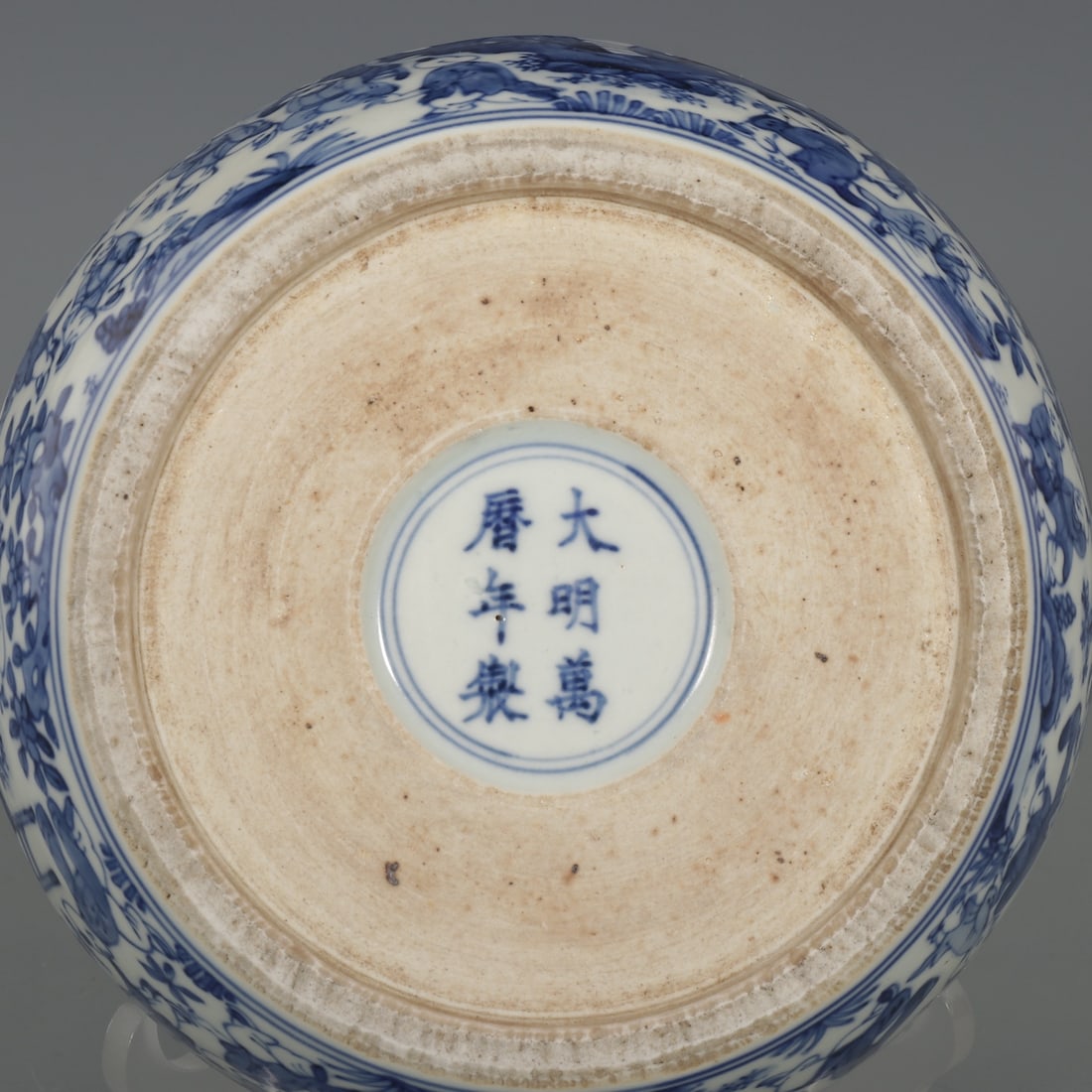 A Exquisite Blue and White Figures Pattern Jar - 9