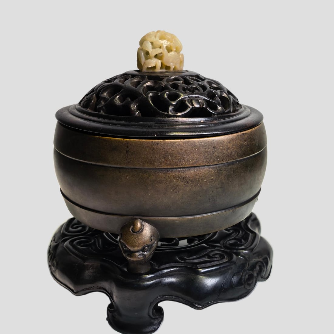 A Exquisite Coppery Tripod Censer: A Exquisite Coppery Tripod Censer,Qing Dynasty, China,With Mark,Size:5.9inx5.9in,Weight:2000g 铜制三足炉,中国清代,带款