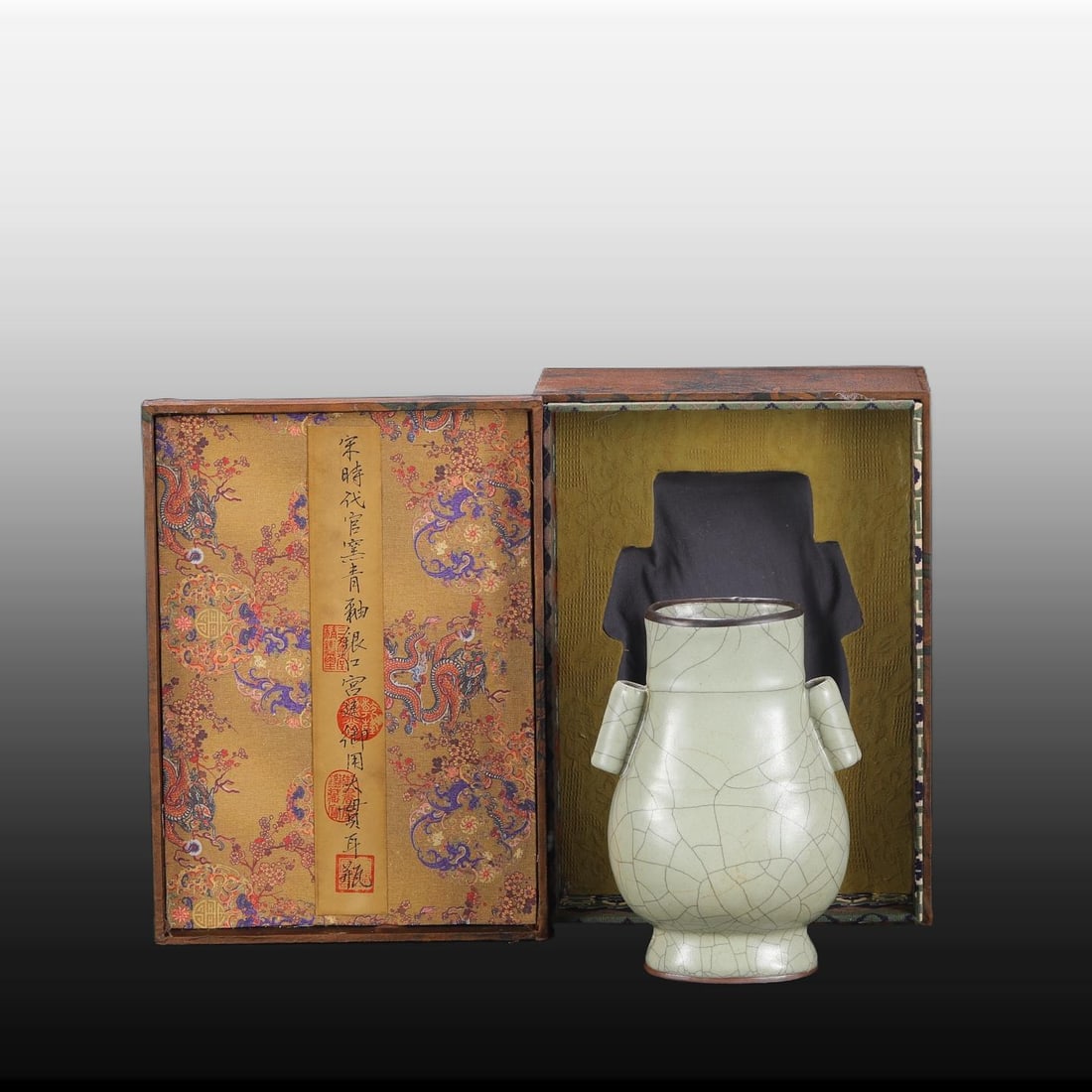 A Exquisite Guan yao Celadon Glzed With Silver Rim Pierced-Ears Vase: A Exquisite Guan yao Celadon Glzed With Silver Rim Pierced-Ears Vase,Song Dynasty, China,With Mark,Size:8.7inx3.5inx6.1in 官窑青釉银口贯耳瓶,È