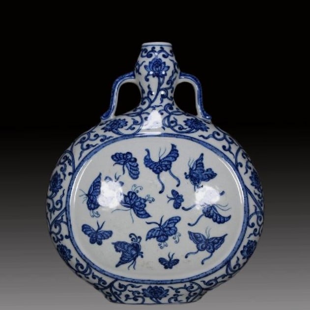 A Exquisite Blue and White Lotus Pattern Flower and Butterfly Pattern Vase: A Exquisite Blue and White Lotus Pattern Flower and Butterfly Pattern Vase,Qing Dynasty, China,Qianlong Six-character Mark,Size:11inx9.1in 青花缠枝莲蝶纹ī