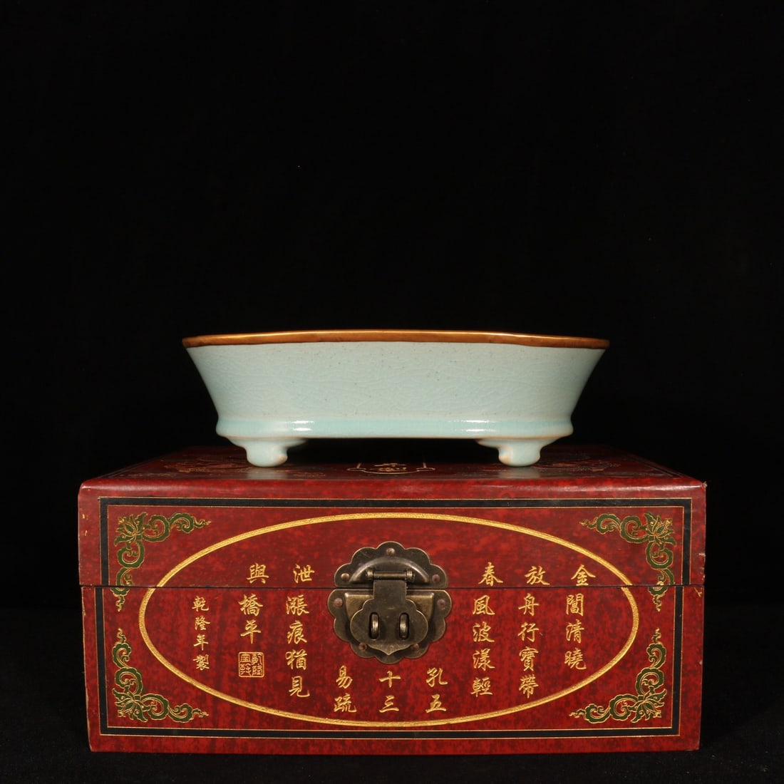 A Exquisite Ru yao Cover with Gold Basin: A Exquisite Ru yao Cover with Gold Basin,Song Dynasty, China,Size:2.7inx9.3in 汝窑包金盆,中国宋代