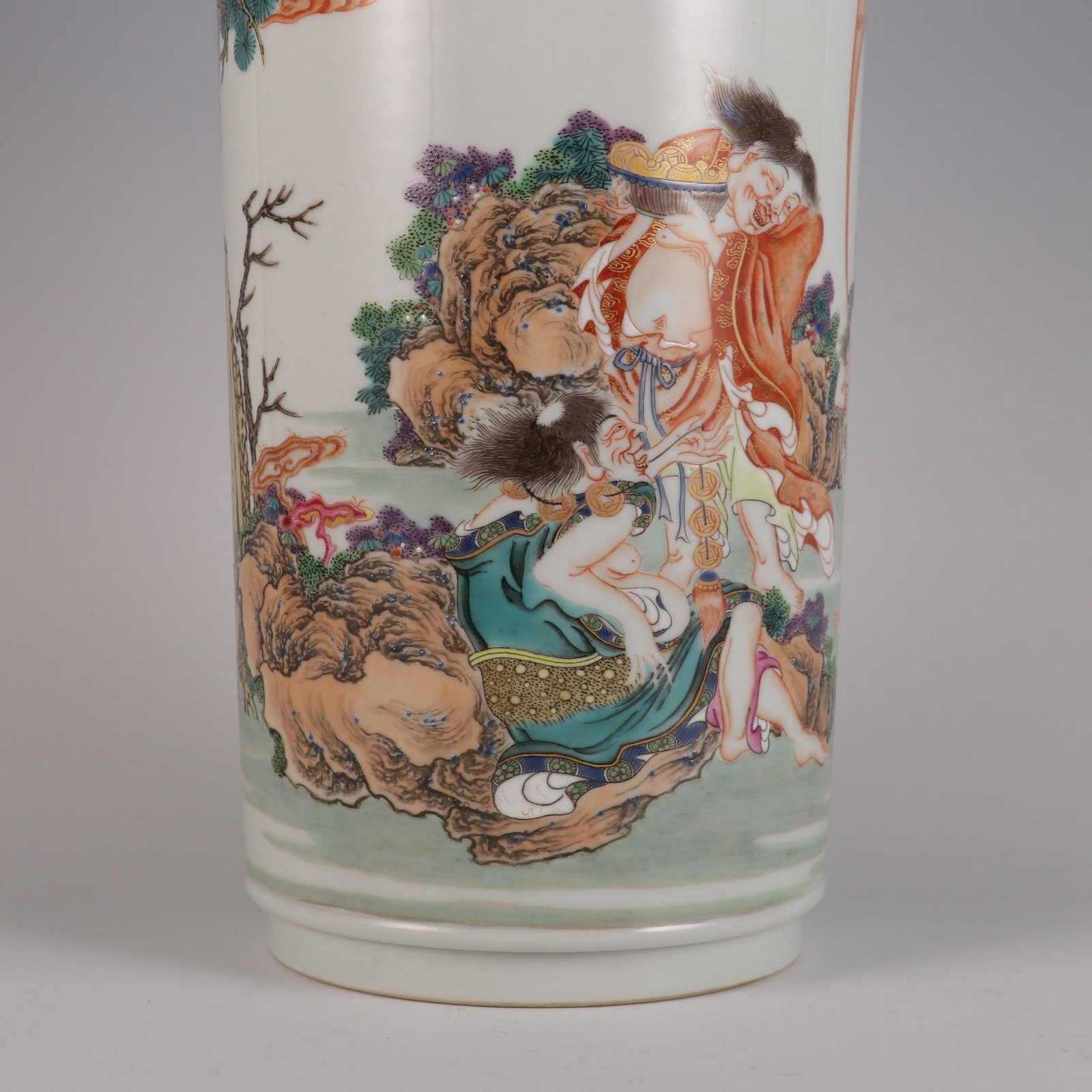 A Exquisite Famille-Rose Figures Pattern Vase - 6