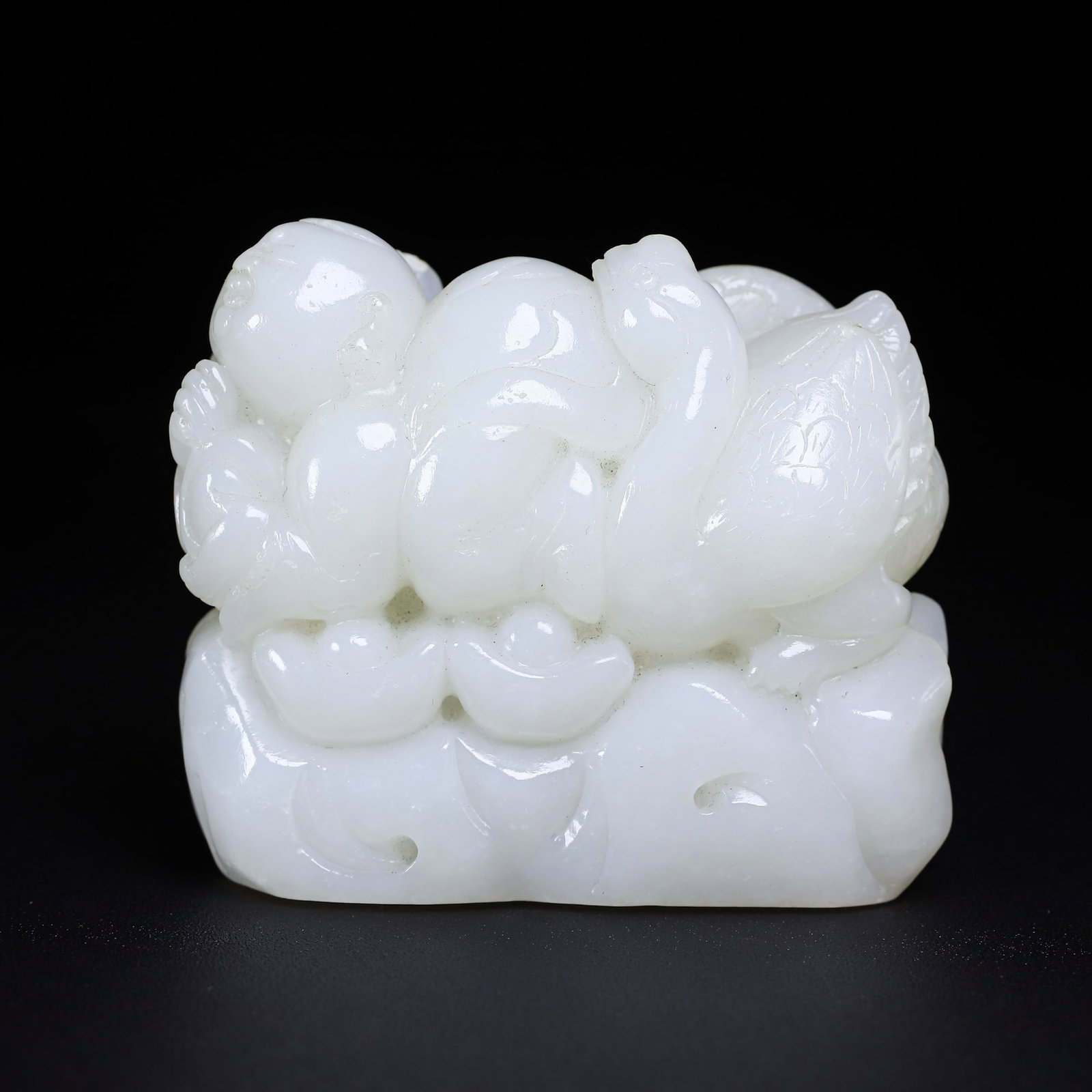 A Exquisite Hotan Jade Goose Ornament: A Exquisite Hotan Jade Goose Ornament,Ming Dynasty, China,Size:2.8inx3.2inx1.3in,Weight:387.6g 和田玉鹅摆件,中国明代