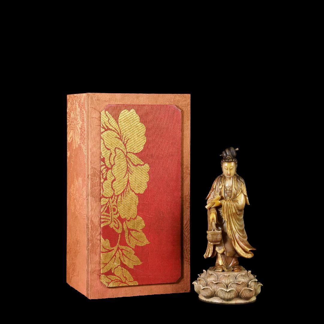 A Exquisite Tianhuang Stone Statue of Avalokitesvara Ornament: A Exquisite Tianhuang Stone Statue of Avalokitesvara Ornament,Qing Dynasty, China,Qianlong Six-character Mark,Size:10.8inx4.7in,Weight:2027g