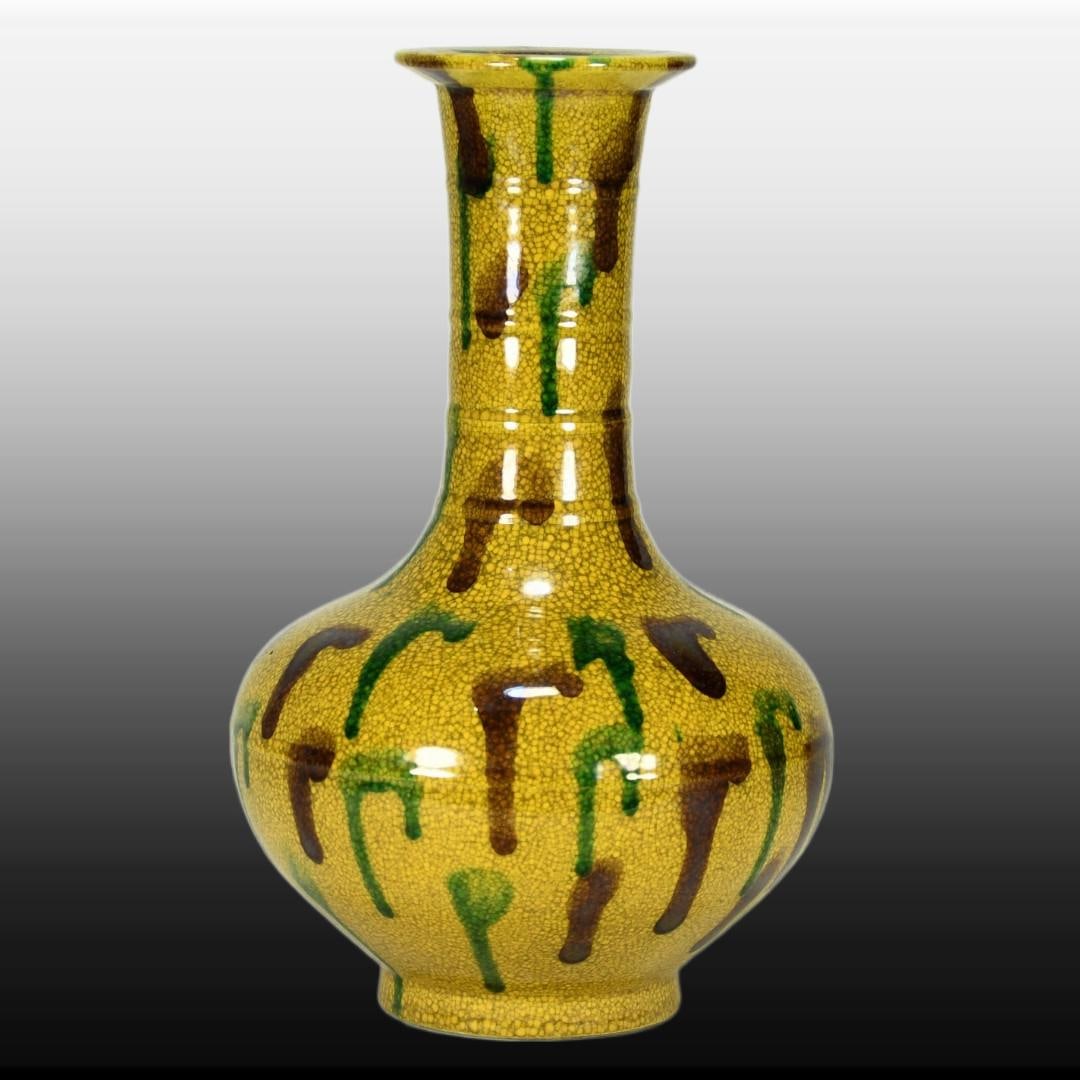 A Exquisite Guan yao Yellow Glazed Vase: A Exquisite Guan yao Yellow Glazed Vase,Qing Dynasty, China,Qianlong Six-character Mark,Size:9.8inx5.9in 官窑黄釉瓶,中国清代,乾隆Ð