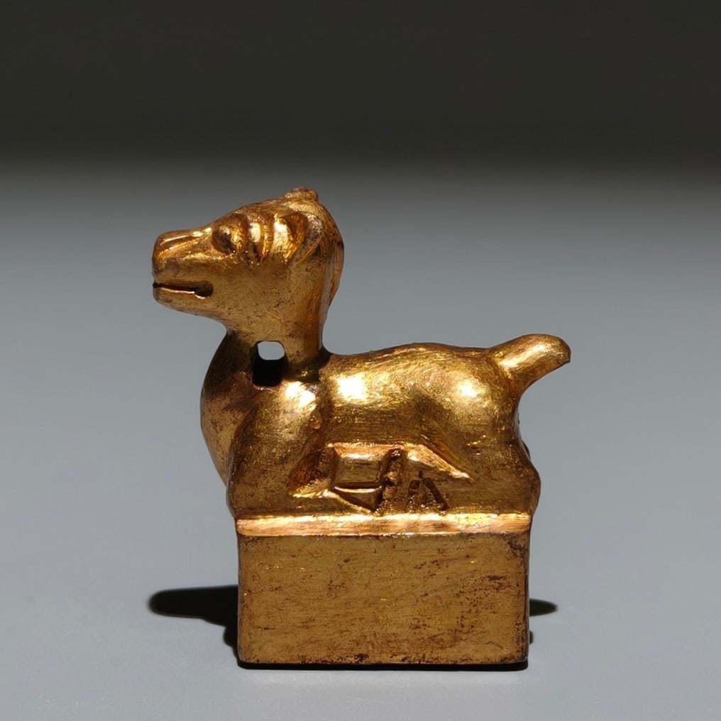 A Exquisite Gilt Bronze Auspicious Beast Seal: A Exquisite Gilt Bronze Auspicious Beast Seal,Han Dynasty, China,Size:1.4inx1.4inx0.9in,Weight:g 铜鎏金瑞兽印章,中国汉代