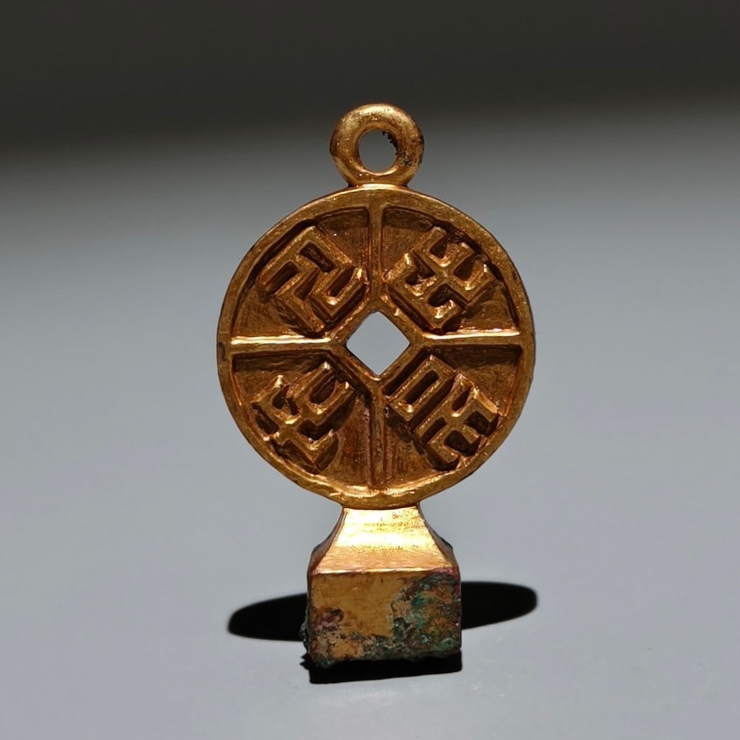 A Exquisite Gilt Bronze Seal: A Exquisite Gilt Bronze Seal,Han Dynasty, China,Size:2inx1.1inx0.5in,Weight:g 铜鎏金印章,中国汉代