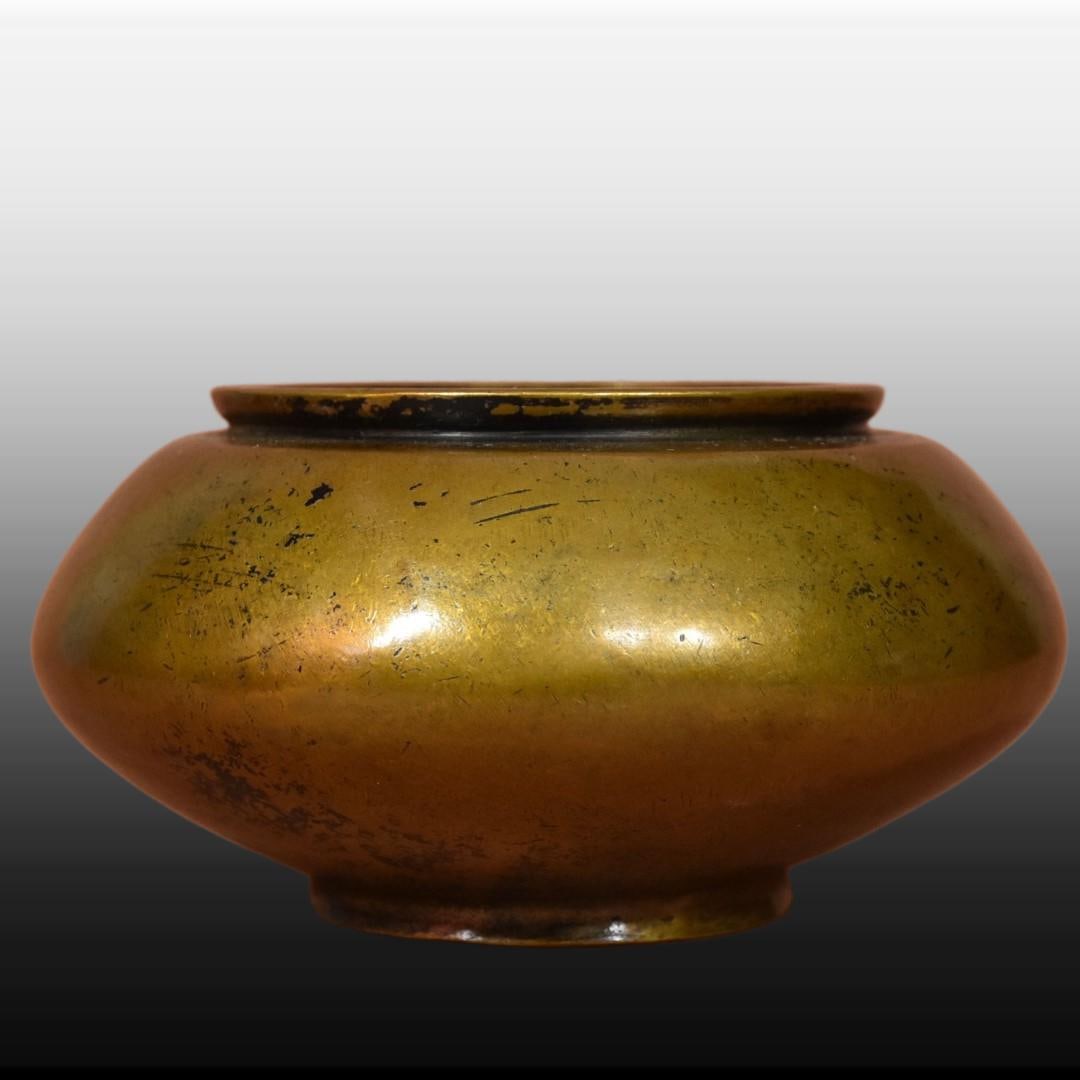 A Exquisite Gilt Bronze Vat: A Exquisite Gilt Bronze Vat,Qing Dynasty, China,Size:2.6inx4.9in,Weight:800g 铜鎏金缸,中国清代