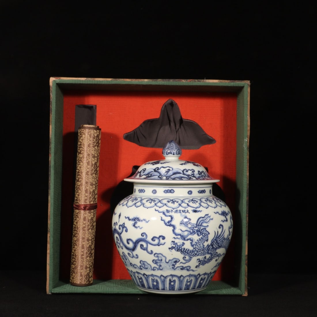 A Exquisite Blue and White Dragon Pattern Jar - 2
