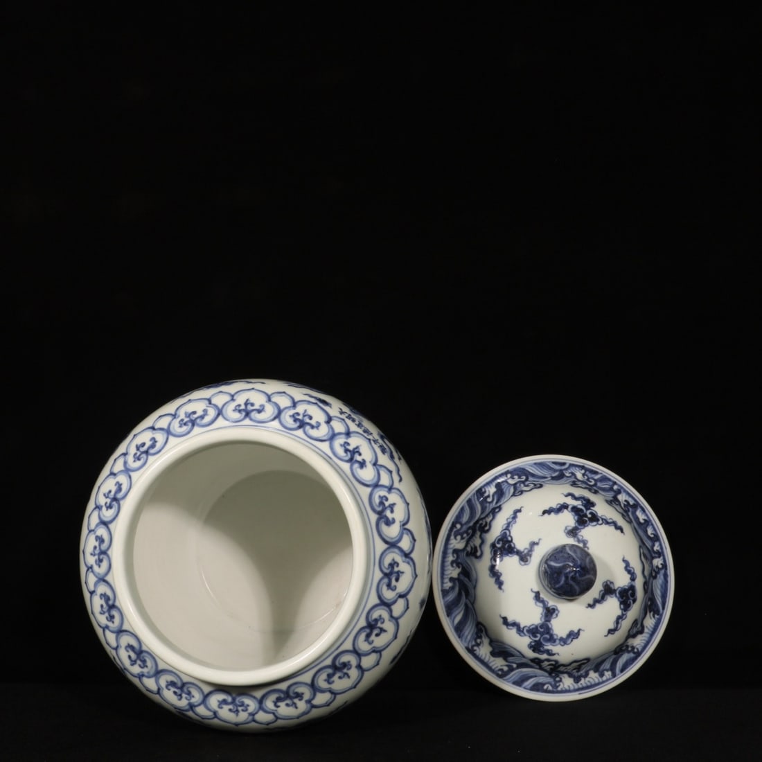 A Exquisite Blue and White Dragon Pattern Jar - 6
