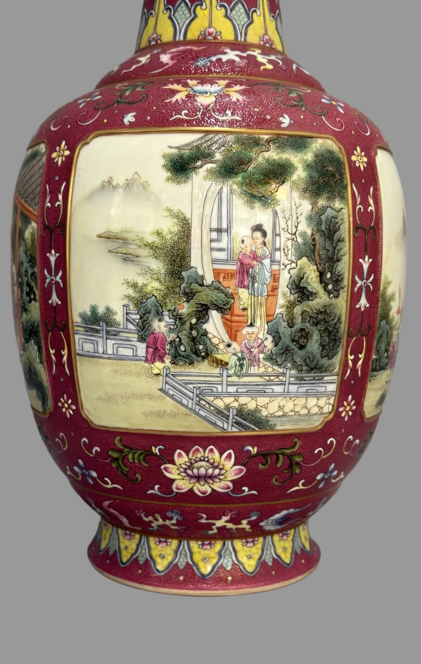 A Exquisite Ruby Red-Ground Figures Pattern Vase - 4