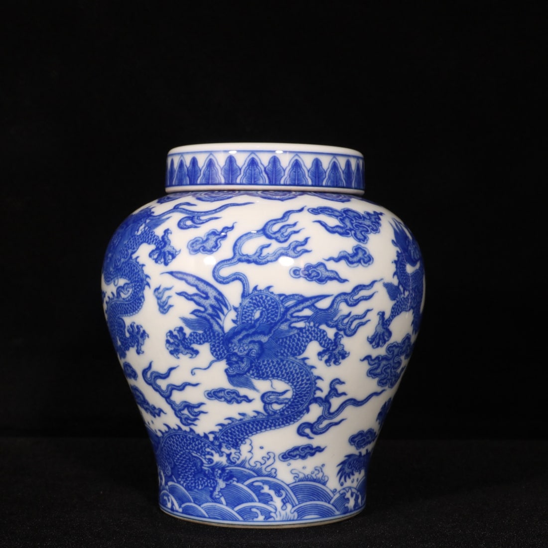 A Exquisite Blue and White Dragon Pattern Jar - 2
