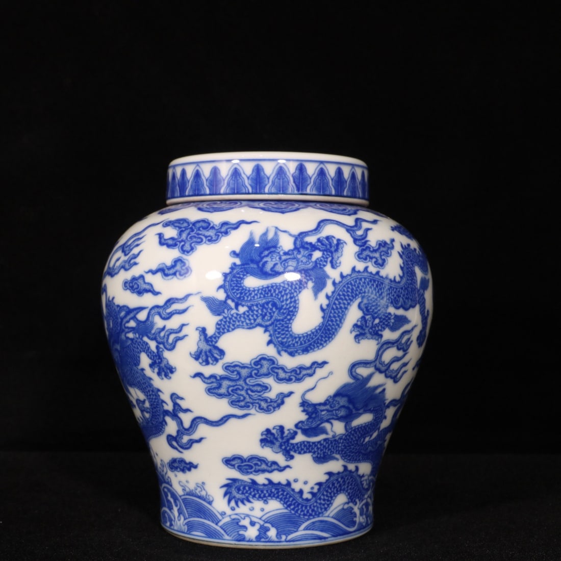 A Exquisite Blue and White Dragon Pattern Jar - 3