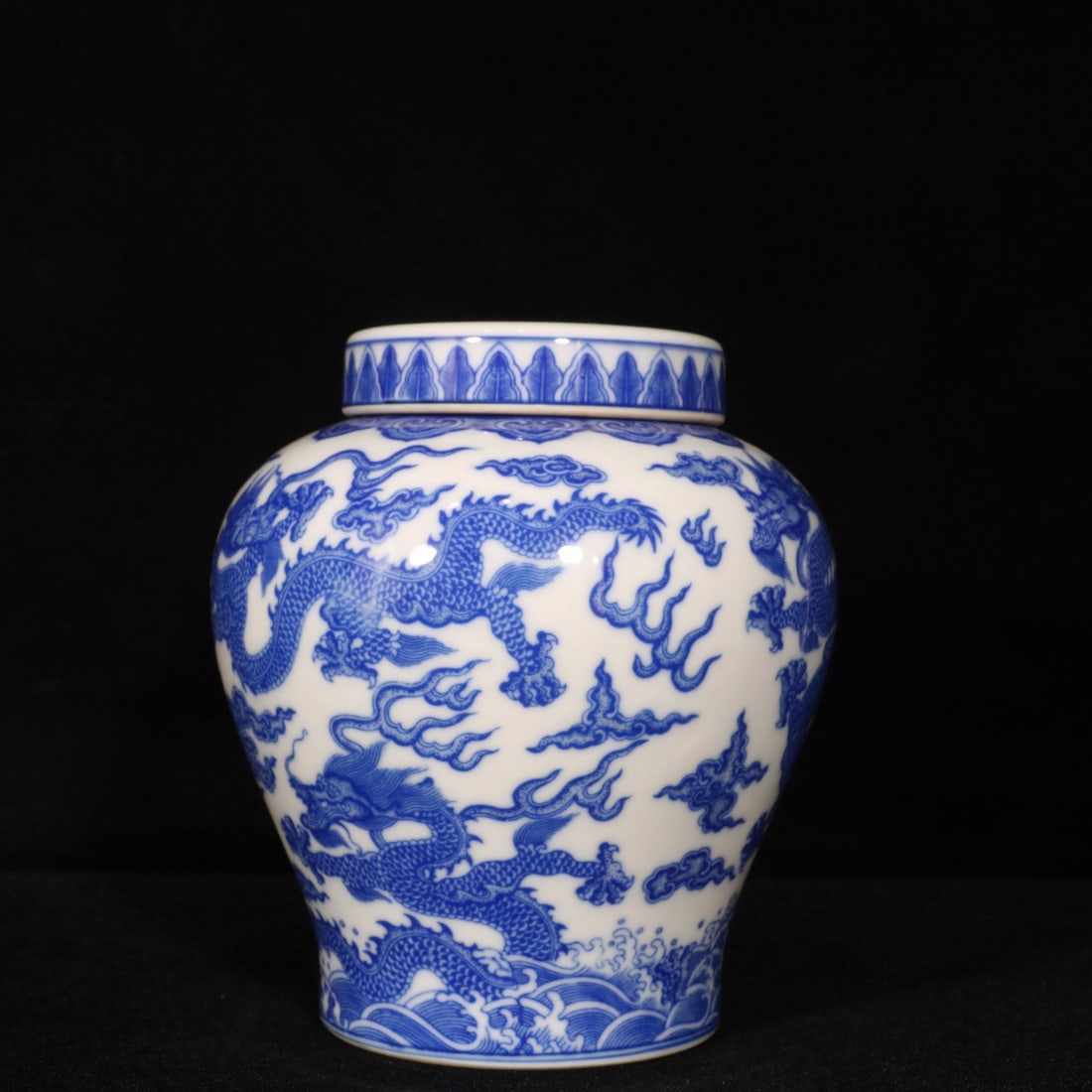 A Exquisite Blue and White Dragon Pattern Jar - 4