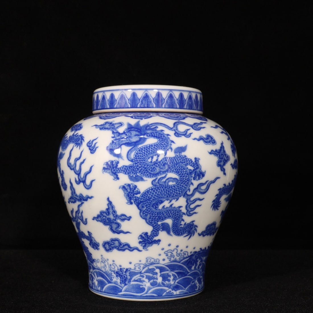 A Exquisite Blue and White Dragon Pattern Jar - 5