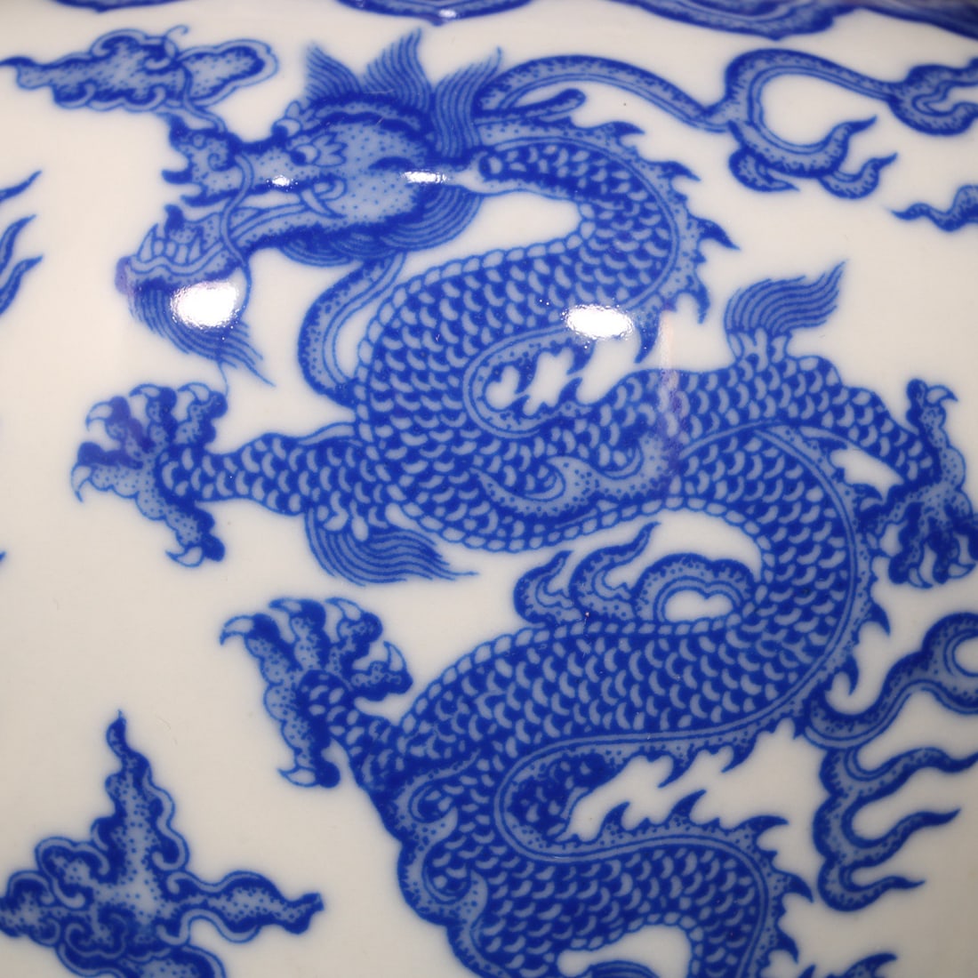A Exquisite Blue and White Dragon Pattern Jar - 6