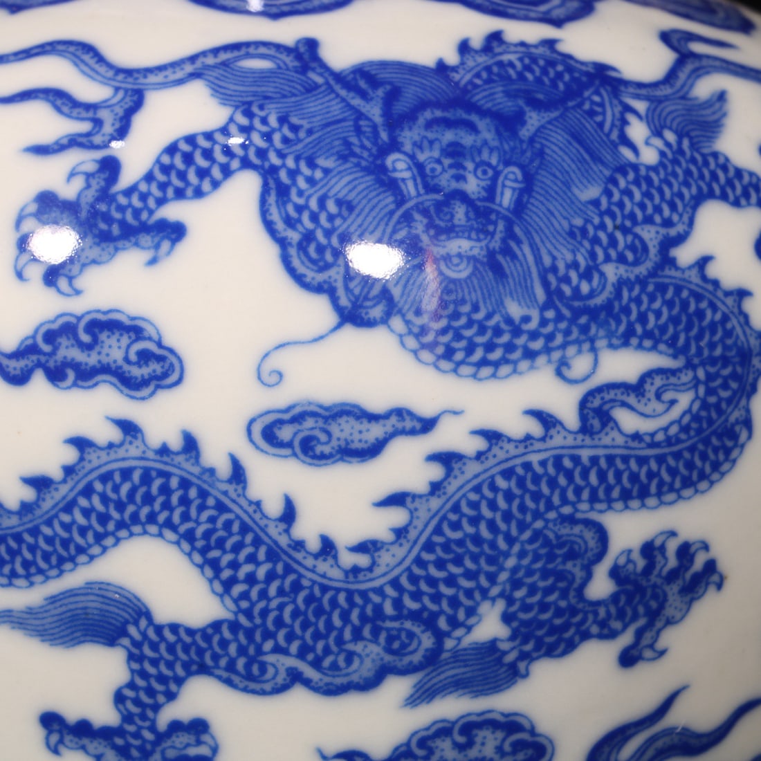A Exquisite Blue and White Dragon Pattern Jar - 7