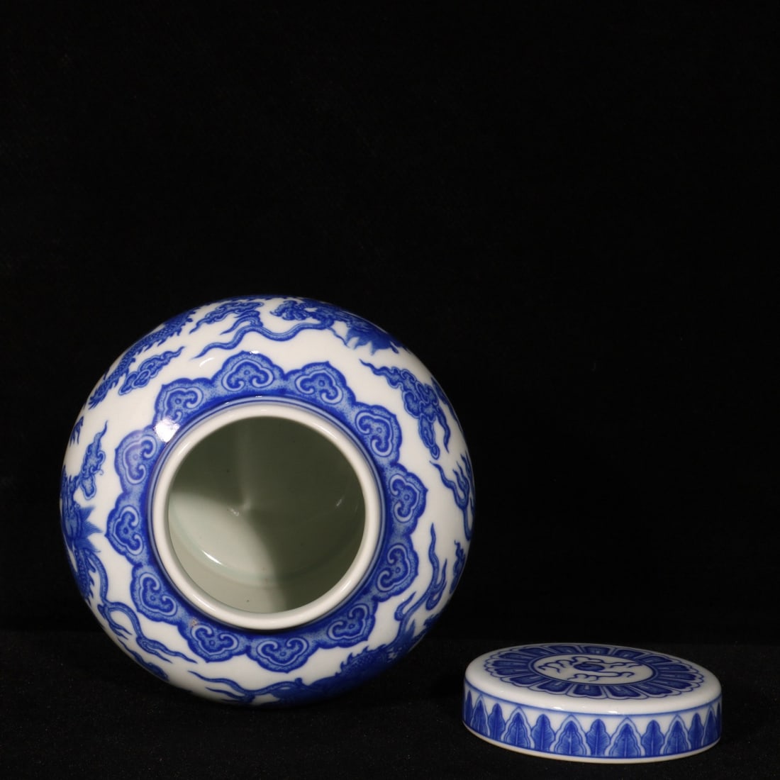 A Exquisite Blue and White Dragon Pattern Jar - 8