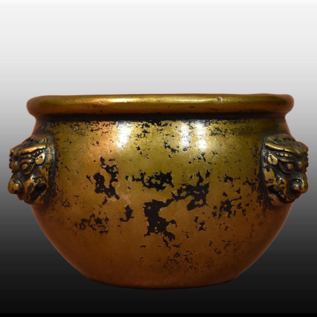 A Exquisite Gilt Bronze Lion Head Vat: A Exquisite Gilt Bronze Lion Head Vat,Qing Dynasty, China,Qianlong Four-character Mark,Size:2.8inx4.5in,Weight:525g