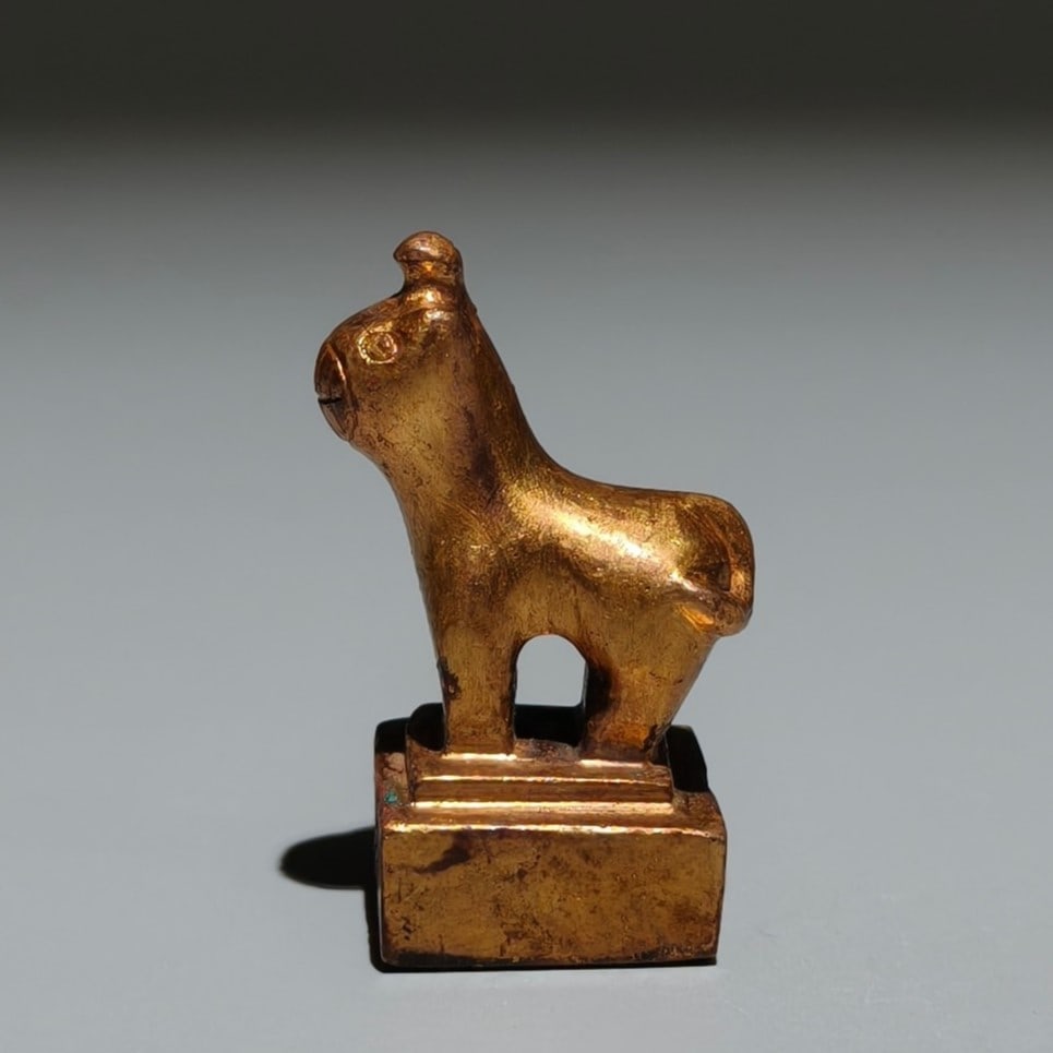 A Exquisite Gilt Bronze Auspicious Beast Seal: A Exquisite Gilt Bronze Auspicious Beast Seal,Han Dynasty, China,Size:1.5inx0.9inx0.7in,Weight:g 铜鎏金瑞兽印章,中国汉代